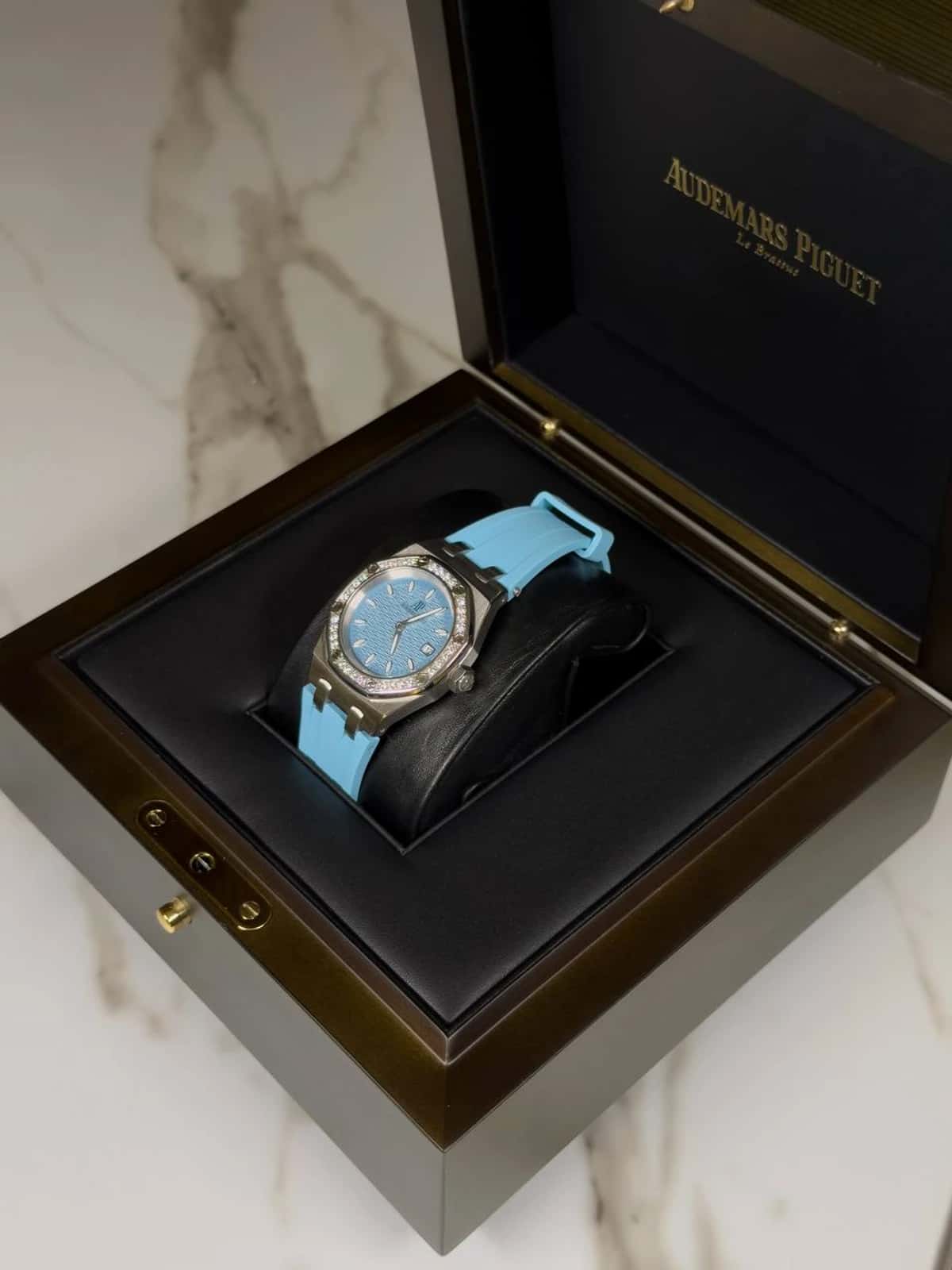 Royal Oak Lady - Thumbnail 6