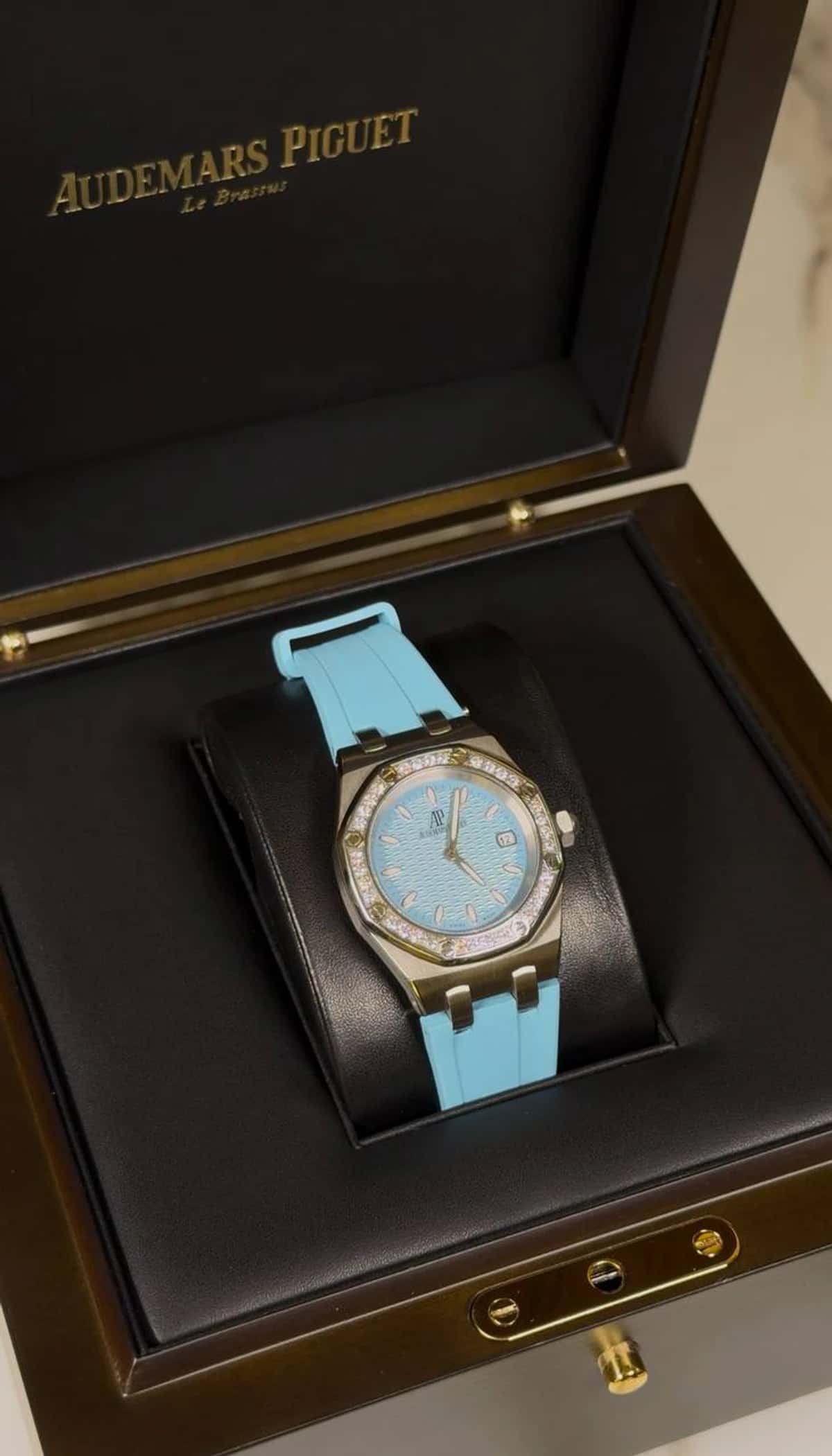 Royal Oak Lady - Thumbnail 7