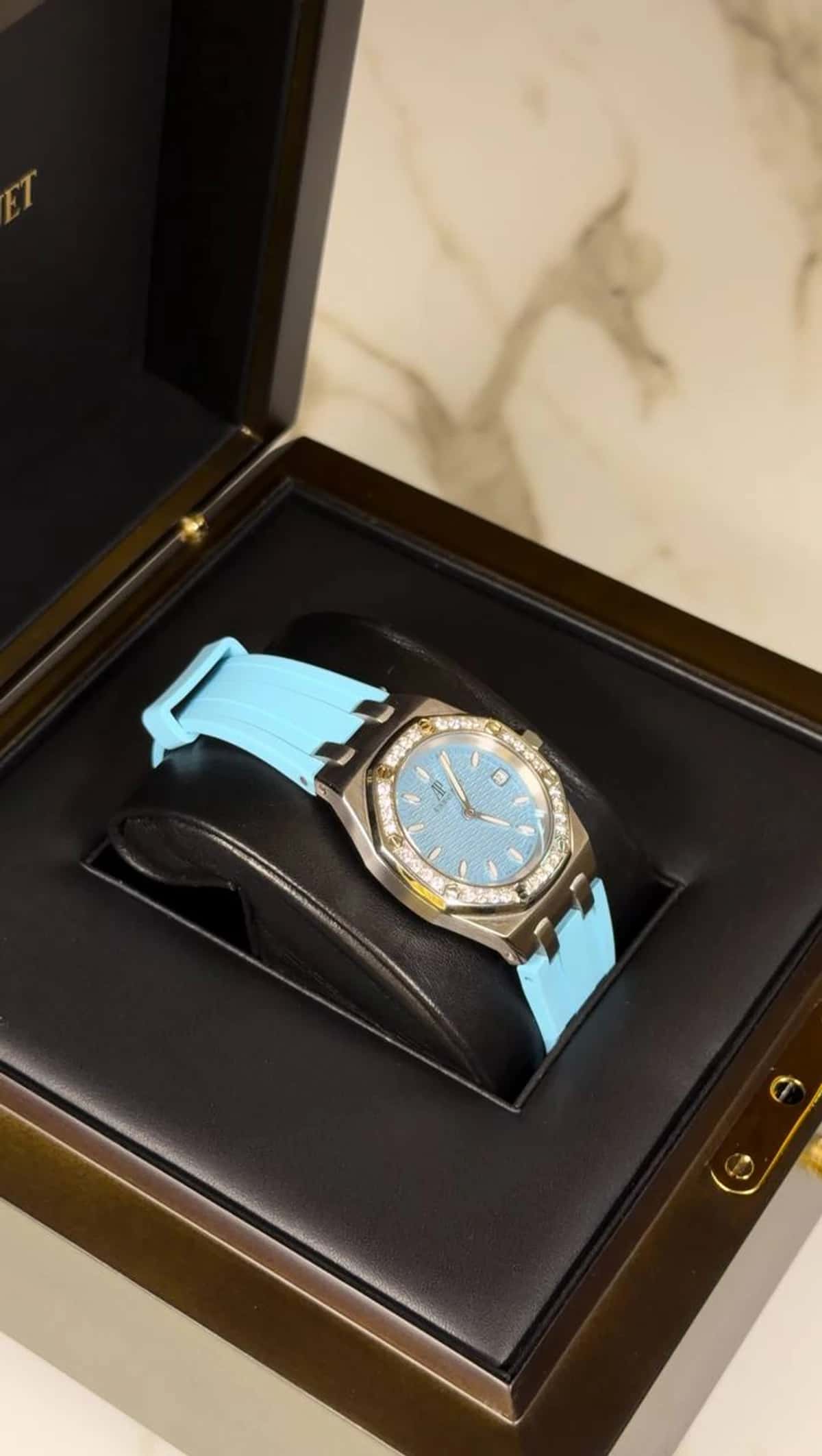 Royal Oak Lady - Thumbnail 9
