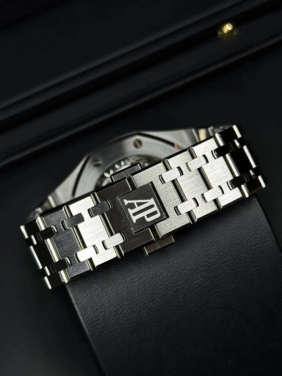 Royal Oak Lady - Thumbnail 7