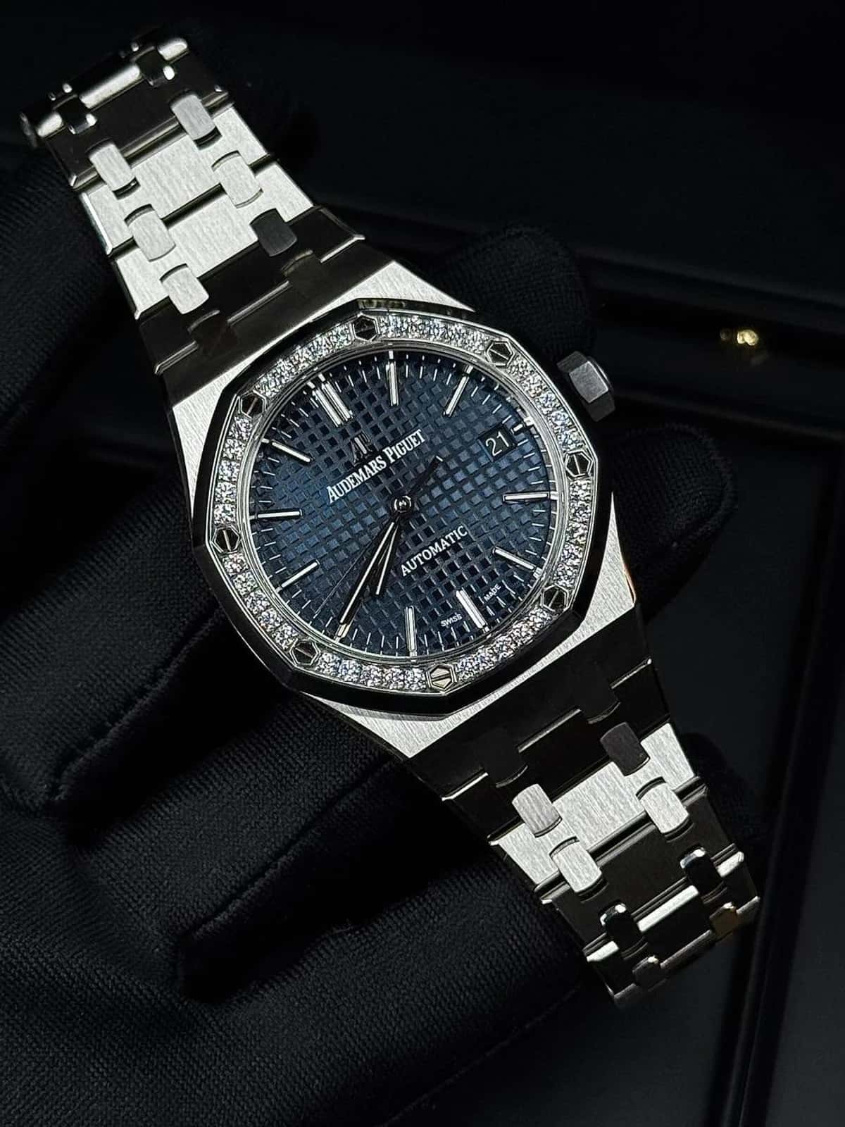 Royal Oak Lady - Thumbnail 10