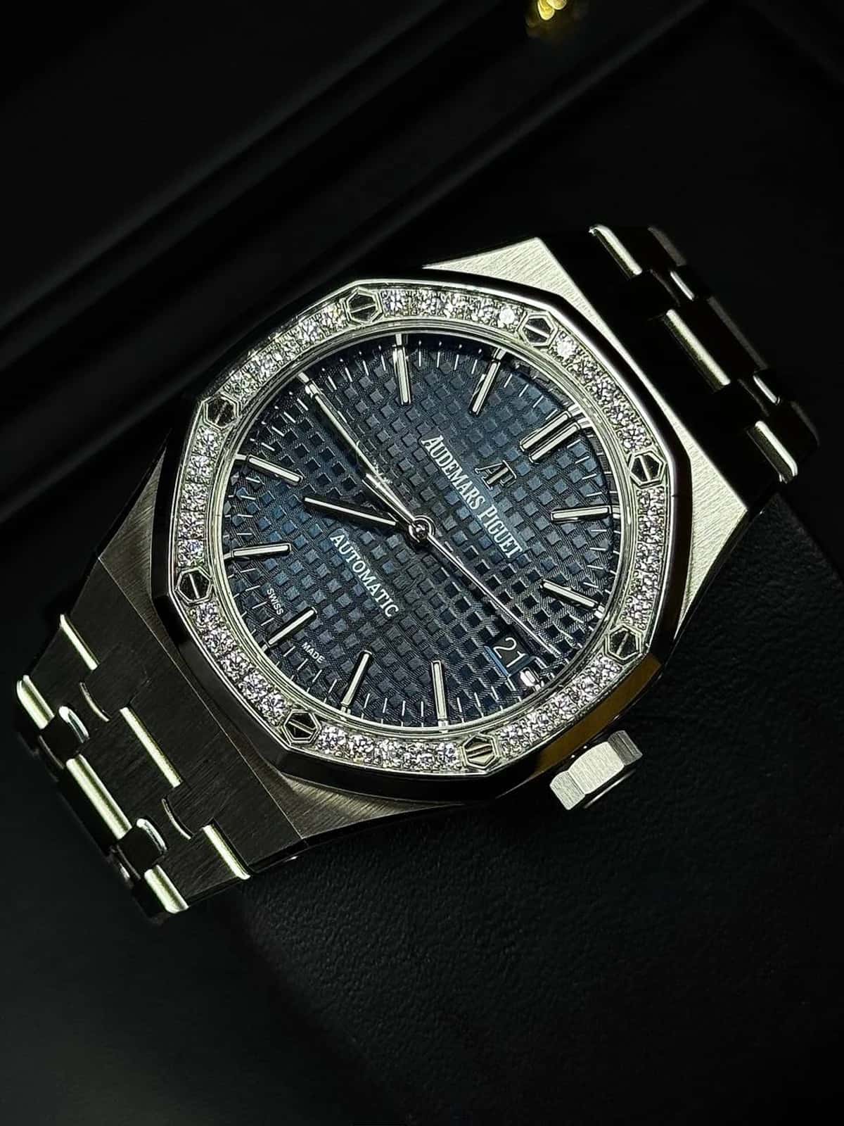 Royal Oak Lady - Thumbnail 6